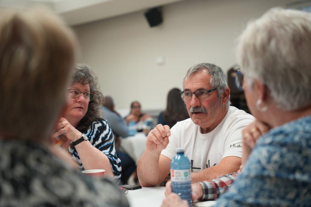 Participants a une table de discussion